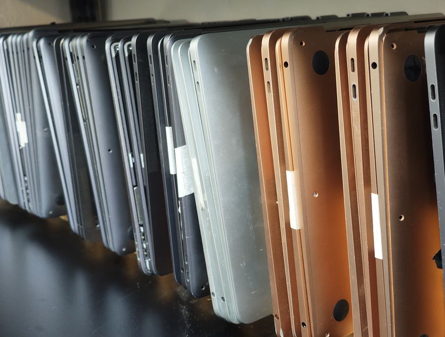 Carcasas de MacBook de distintos modelos y colores